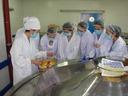据了解,宫廷食品工厂有三个生产车间,其中两个车间主要生产中式糕点